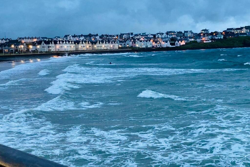 Luxurious Beach Front Apartment In Portrush Exterior photo